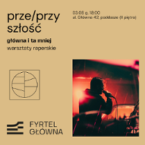 Grafika zawiera informacje dotyczące cyklu warsztatów raperskich prze/przyszłość w ramach rezydencji społeczno-artystycznych. Po prawej stronie znajduje się fotografia, na której widać profil mężczyzny trzymającego mikrofon. Na zdjęcie nałożono czerwony filtr