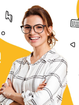 Dziewczyna w okularach i koszuli w kratę, uśmiechnięta. Za nią ikonki klawiatur i folderów, w tle zdjęcie rynku Poznańskiego.