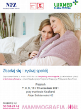 Dwie kobiety przytulone siedzą na kanapie.