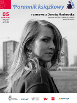 Czarno białe zdjęcie kobiety, która odwraca się w stronę kamery.