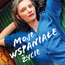 Plakat przedstawia kobietę w średnim wieku, która leży na zielonym materacu. Ma na sobie niebieską koszulę, która podwinęła się do góry odsłaniając jej pępek. Kobieta ma ręce założone za głowę i patrzy w obiektyw.