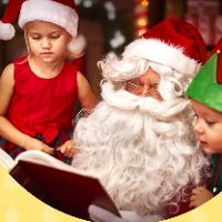 Święty Mikołaj i dwoje dzieci przeglądają książkę.