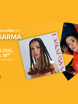 Plakat wydarzenia ze zdjęciem Dziarmy po prawej i okładką nowej płyty. Po lewej białe napisy informujące o wydarzeniu, pomarańczowe tło.