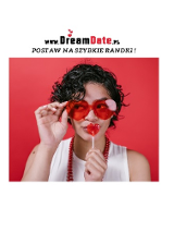 Kobieta w czrwonych okularach z lizakiem w kształcie serca. Na górze: "www.dreamdate.pl. Postaw na szybkie randki".