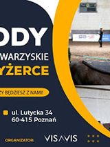 plakat wydarzenia; po lewej stronie informacje dotyczące zawodów; po prawej dwa zdjęcia z zawodów przedstawiające zawodników na koniach