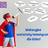 Chłopiec w pelerynie i masce na oczach z megafonem w dłoniach."Warsztaty tematyczne dla dzieci".
