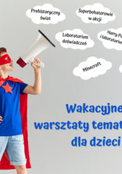 Chłopiec w pelerynie i masce na oczach z megafonem w dłoniach."Warsztaty tematyczne dla dzieci".