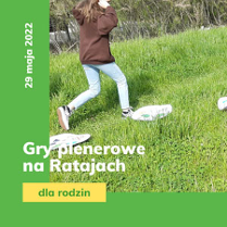 Dziecko biegnie po trawie. Na trawie leżą jakieś plansze.