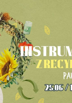 Słuchawki nuszne ozdobione kwiatami na zielonym tle.