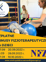 Dziecko ćwiczy na dużej piłce. Obok terapeutka.