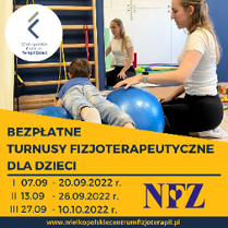 Dziecko ćwiczy na dużej piłce. Obok terapeutka.