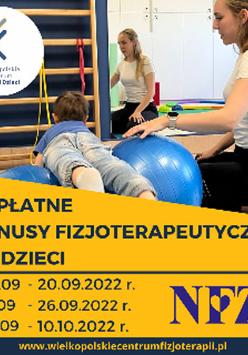 Dziecko ćwiczy na dużej piłce. Obok terapeutka.