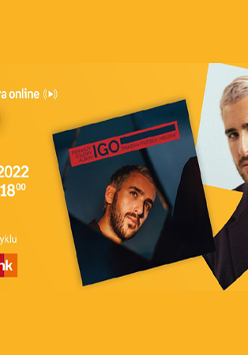 Plakat ze zdjęciem artysty i okładką płyty. Białe napisy informujące o wydarzeniu na pomarańczowym tle.