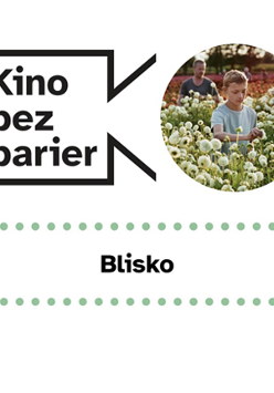 Grafika przedstawia logo Kina bez barier na białym tle i kadrem z filmu w okręgu. Kadr przedstawia młodego chłopaka, który brodzi w polu kwiatów. Poniżej duży czarny tytuł "Blisko" pomiędzy rzędami zielonych kropek.