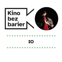Grafika przedstawia logo Kina bez barier na białym tle i kadr z filmu w okręgu. Kadr przedstawia kobietę w czerwonej sukni trzymającą osła w uprzęży. Poniżej duży czarny tytuł "IO" pomiędzy rzędami zielonych kropek.