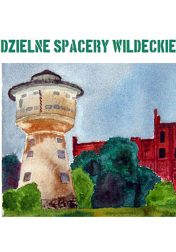Wieżą ciśnień i zabudowania a w środku drzewa."Niedzielne spacery wildeckie 2023".