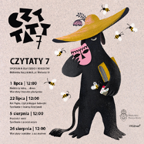 Na beżowym tle widnieje człekokształtna, czarna, tajemniczo uśmiechnięta postać z ogonem i w dużym żółtym kapeluszu. Wokół niej latają pszczoły, postać w jednej ręce trzyma różową teatralną maskę, w drugiej babeczkę oraz pod pachą książkę. Elementy nawiązują do tematów zajęć: słowa, kuchnia, pszczoły, teatr. W lewym górnym rogu czarny napis CZYTATY.