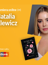 Plakat ze zdjęciem autorki i okładką książki w prawej części. W części lewej imię i nazwisko na pomarańczowym tle.