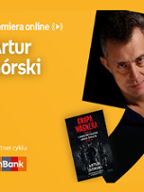 Plakat ze zdjęciem autora i okładką książki w prawej części. W części lewej imię i nazwisko na pomarańczowym tle.