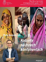 W trzech kolumnach widzimy zdjęcia ciemnoskórych kobiet w różnym wieku w barwnych szatach. Po lewej młoda uśmiechnięta kobieta w żółtej szacie przykrywającej głowę, po środku młoda dziewczyna z dzieckiem na ręku, po prawej starsza kobieta z widocznymi zmarszczkami na twarzy, spuszczonym wzrokiem i różowej chuście.