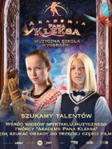 Dwójka bohaterów na tle Akademii