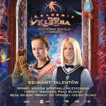 Dwójka bohaterów na tle Akademii