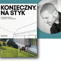 Obrazek do wydarzenia zawiera zdjęcie architekta i okładkę książki. Na okładce widać między innymi szkic dachu domu, fragment betonowego budynku, przy którym siedzi człowiek, trzymający za uzdę konia, widać też zielony trawnik i samochód.