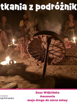 trzy osoby siedzące na ziemi w nocy przy swietle trzech świec