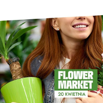 usmiechnieta kobieta z kwiatami doniczkowymi w rękach