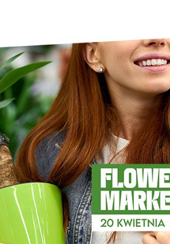 usmiechnieta kobieta z kwiatami doniczkowymi w rękach