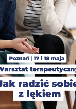 fragment zdjęcia trzech osób siedzących obok siebie w kręgu