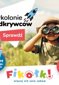 plakatdziecko spoglądające przez lornetkę na tle zielonego plenaru