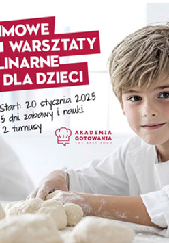 Mały chłopiec w jasnych włosach lepi ciasto przy stole. W lewej górnej części są napisy informujące o wydarzeniu.