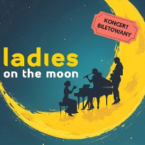 Grafika przedstawia duży żółty księżyc. Dwie kobiece postacie siedzą przy czarnym fortepianie, jedna stoi. Na środku napis "Ladies on the moon".