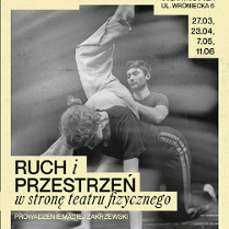 Prowadzący zajęcia instruuje uczestnika warsztatów w trakcie wykonywania ćwiczeń na podłodze. Czarne napisy na żółtym tle.
