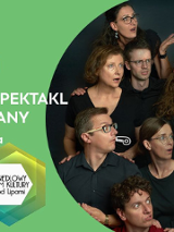 Po prawej zdjęcie aktorów biorących udział w spektaklu. Wszyscy patrzą zaskoczeni w jednym kierunku. Po lewej białe i ciemnozielona napisy na ciemnozielonym tle.