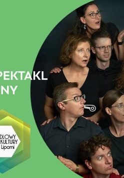 Po prawej zdjęcie aktorów biorących udział w spektaklu. Wszyscy patrzą zaskoczeni w jednym kierunku. Po lewej białe i ciemnozielona napisy na ciemnozielonym tle.