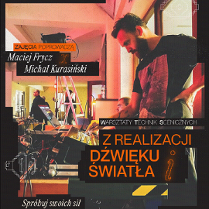 Dwaj mężczyźni w pomieszczeniu operatorskim, jeden stoi przy sprzęcie, drugi siedzi za nim i patrzy w monitor. W tle stoi drabina, widać też kilku innych mężczyzn.