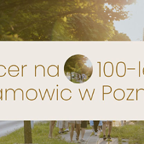 Na środku beżowy prostokąt "Spacer na 100-lecie Naramowic w Poznaniu". Ramka z napisem nachodzi na zdjęcie grupy uczestników spaceru, którzy stoją na chodniku wśród zieleni.