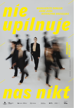 Na zdjęciu na szarym tle, w centralnej części postać kobiety w jasnej bluzce i czarnej marynarce i spodniach stojąca boso, wokół niej takie same postacie w ruchu, rozchodzące się w różnych kierunkach. Na górze i na dole grafiki żółtymi lierami tytuł spektaklu, informacje o autorach i data premiery.p