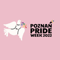 Biały gołąb ubrany w czarne szelki trzymający w dziobie tęczową gałązkę. Obok czarny napis "Poznań Pride Week" na różowym tle.