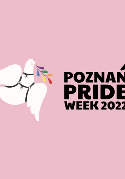 Biały gołąb ubrany w czarne szelki trzymający w dziobie tęczową gałązkę. Obok czarny napis "Poznań Pride Week" na różowym tle.
