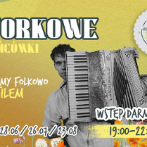 Mężczyzna "kukający" zza akordeonu.