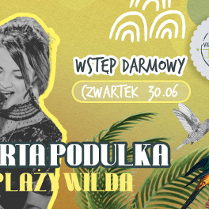 Po lewej stronie śpiewająca kobieta, w dłoni trzyma mikrofon - zdjęcie czarno-białe. W tle tropiklane liście na żółtym tle. Po prawej papugi i kolibry na gałęziach z kwiatami.