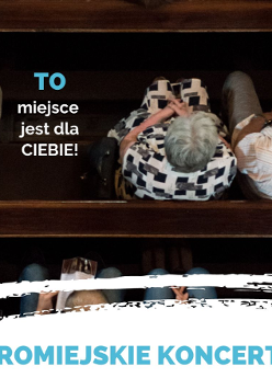 Widok z góry na ludzi siedzących w ławkach kościelnych.