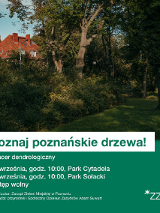 Na dole białe napisy na zielnym tle, do góry drzewa, krzewy, trawa - fragment parku.