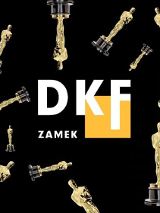 Latające statuetki Oscarowe n aczarnym tle. Po środku żółto - biały napis.