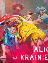 Dzieci w bajkowych przebraniach motyli i robaczków. W tle zaczarowany las.