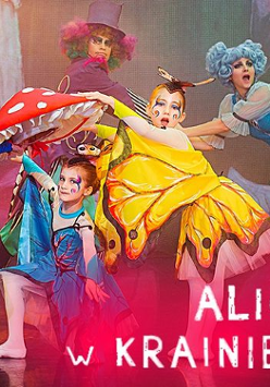 Dzieci w bajkowych przebraniach motyli i robaczków. W tle zaczarowany las.