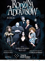 plakat przedstawia kilka upiornie ucharakteryzowanych postaci stojących w dużej, ozdobnej ramie, na górze napis Rodzina Addamsów, poniżej słowo musical; na dole dalsze informacje o autorach